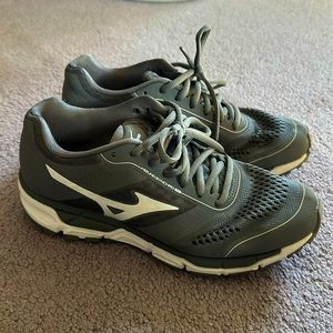 Gray mizuno tennis shoes